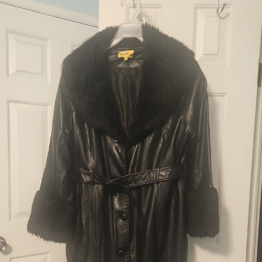 Elegant Black Leather Jacket with Fur Trim and Belted Waist